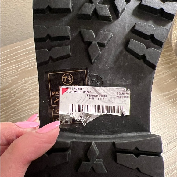 Catherine Malandrino Runner Croc Embossed White Combat Boots. - Picture 9 of 9